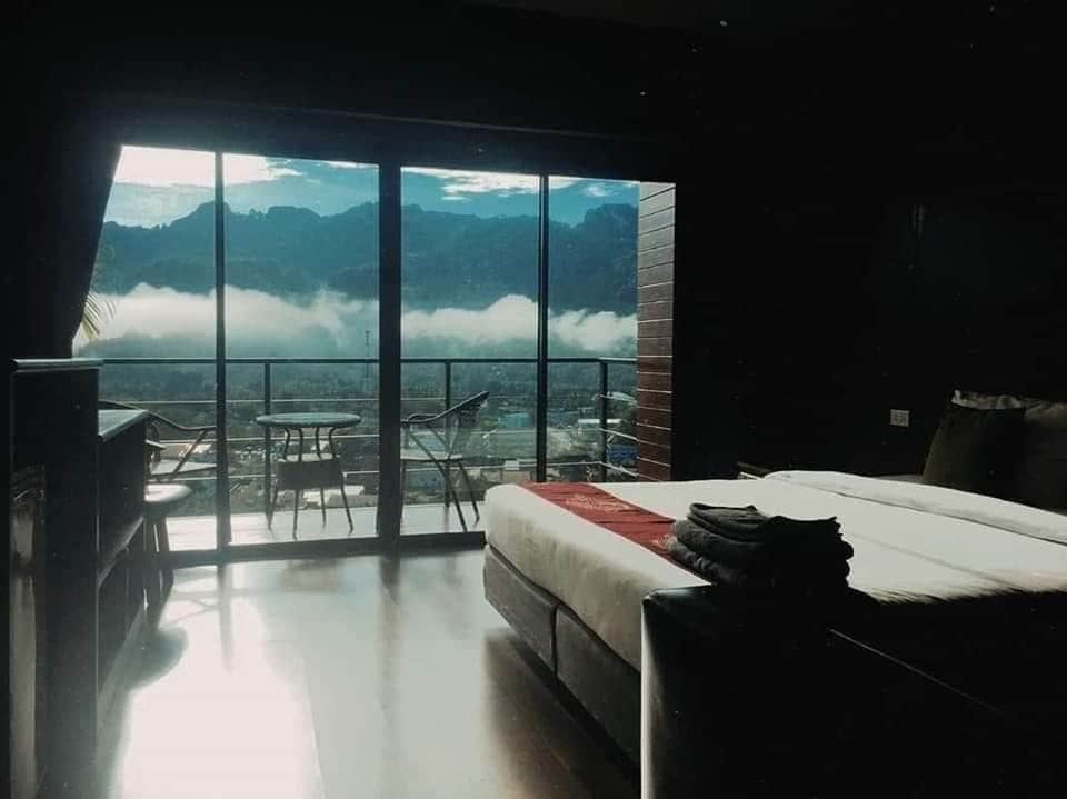 วิวภูเขาสวยๆ ถ่ายจากโรงแรมที่ราชบุรี เสม็ดนางชี