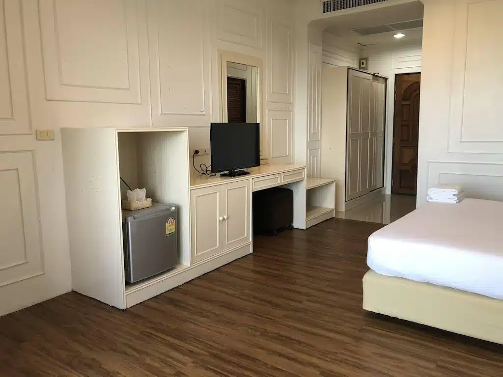 ห้องพักในโรงแรมที่มีเตียงและตู้เย็นในอุทยานราชบุรี ที่พักสิงห์บุรี