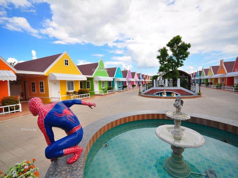 รูปปั้นสไปเดอร์แมนหน้าบ้านสีสันสดใสที่บริเวณท่องเที่ยวราชบุรี ที่เที่ยวชัยนาท