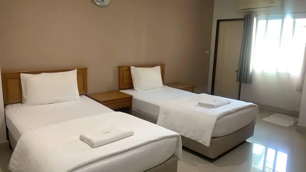 โรงแรมอ่าวนาง ที่พักอ่าวนางราคาถูก: สองเตียงในห้องที่มีผ้าปูที่นอนสีขาว ที่พักอุดรธานี