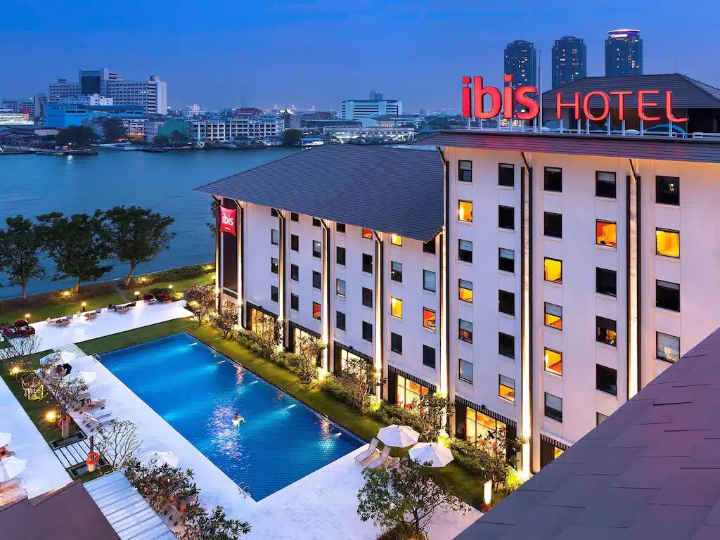 โรงแรมไอบิสในกรุงเทพฯ ในเวลาพลบค่ำมอบทิวทัศน์อันน่าทึ่งของเมือง โรงแรมกรุงเทพ