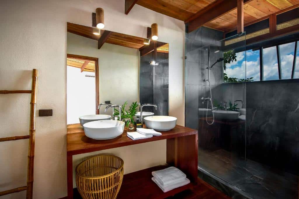 ห้องน้ำพร้อมอ่างล้างมือ 2 อ่างและฝักบัว ในราชบุรีที่เที่ยว ที่พักเกาะเต่า