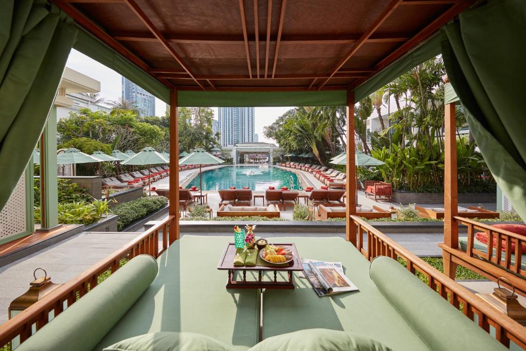 ห้องพักพร้อมเตียงที่มองเห็นสระว่ายน้ำที่งดงามในจุดหมายปลายทางที่มีชีวิตชีวาของราชบุรี โรงแรมกรุงเทพ