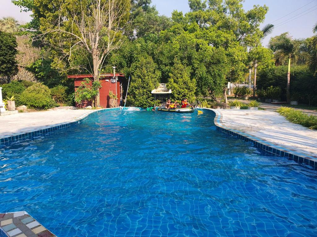 สระว่ายน้ำที่อยู่ใกล้ ๆ หรือในรีสอร์ทในราชบุรี ที่พักริมน้ำราชบุรี