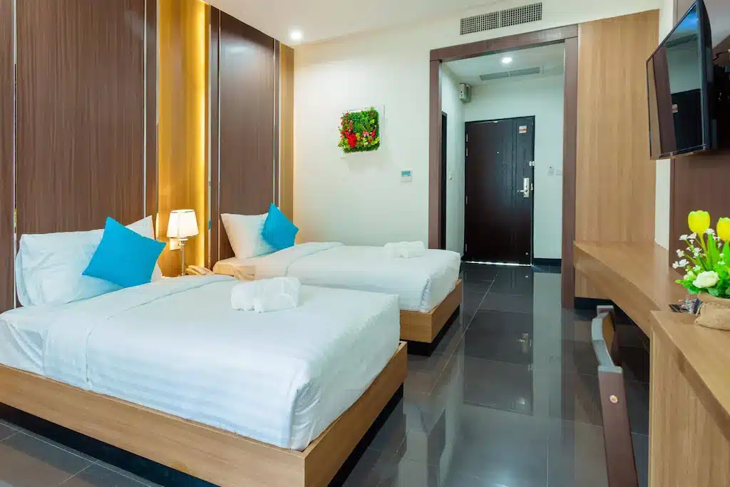 ห้องพักในโรงแรมที่มีสองเตียงและโทรทัศน์ตั้งอยู่ในโรงแรมอ่าวนาง โรงแรมอุดรธานี