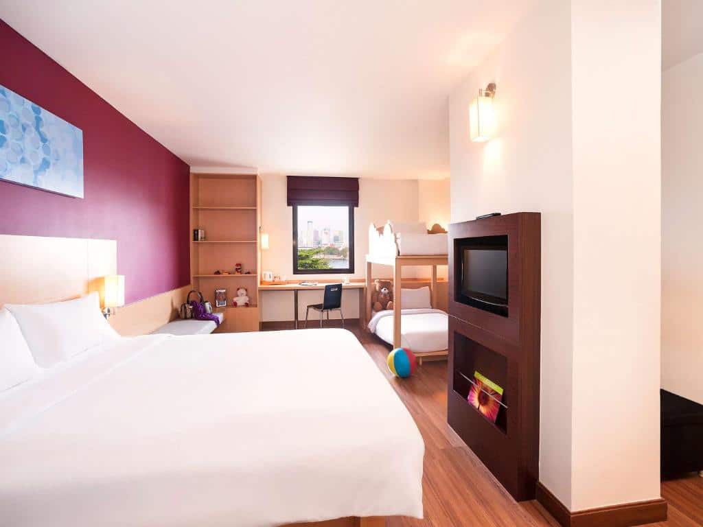 ห้องพักในโรงแรมที่มี 2 เตียงและโทรทัศน์ เหมาะสำหรับนักท่องเที่ยวที่มาเยือนราชบุรีหรือชัยนาท โรงแรมกรุงเทพ