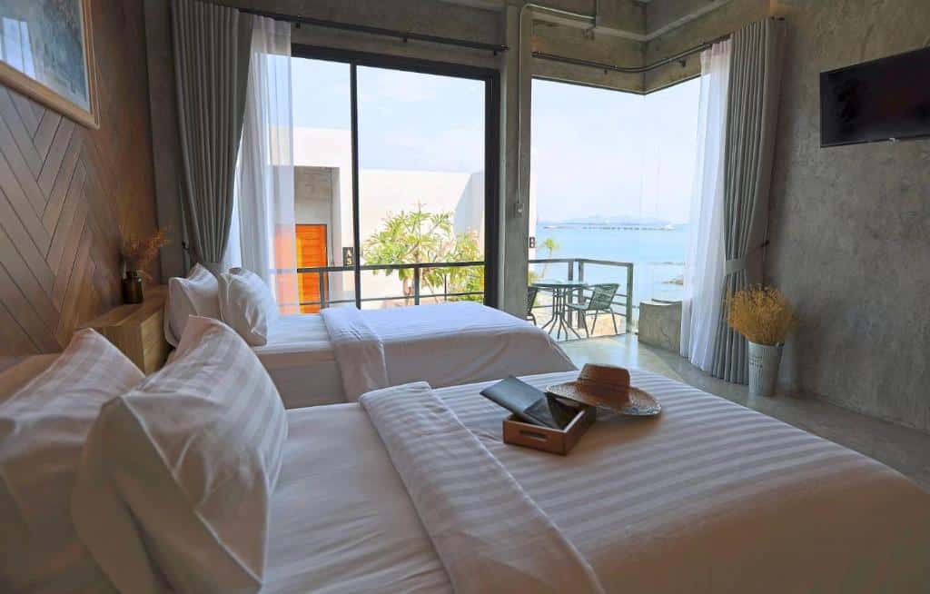เตียงสองเตียงในห้องพร้อมวิวมหาสมุทรในราชบุรี ที่พักเกาะสีชัง