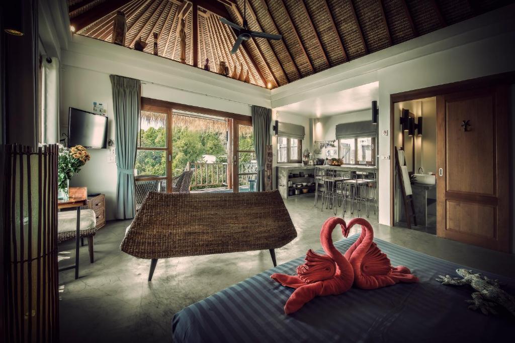 ห้องแห่งหนึ่งในเขตเที่ยวราชบุรี มีหงส์ 2 ตัวนั่งอยู่บนเตียง เกาะเต่าที่พัก