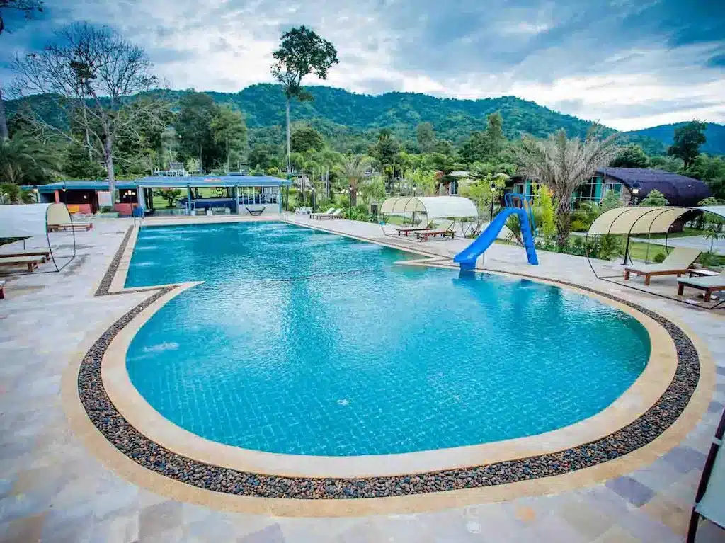 สระว่ายน้ำของรีสอร์ท. โรงแรมในราชบุรี