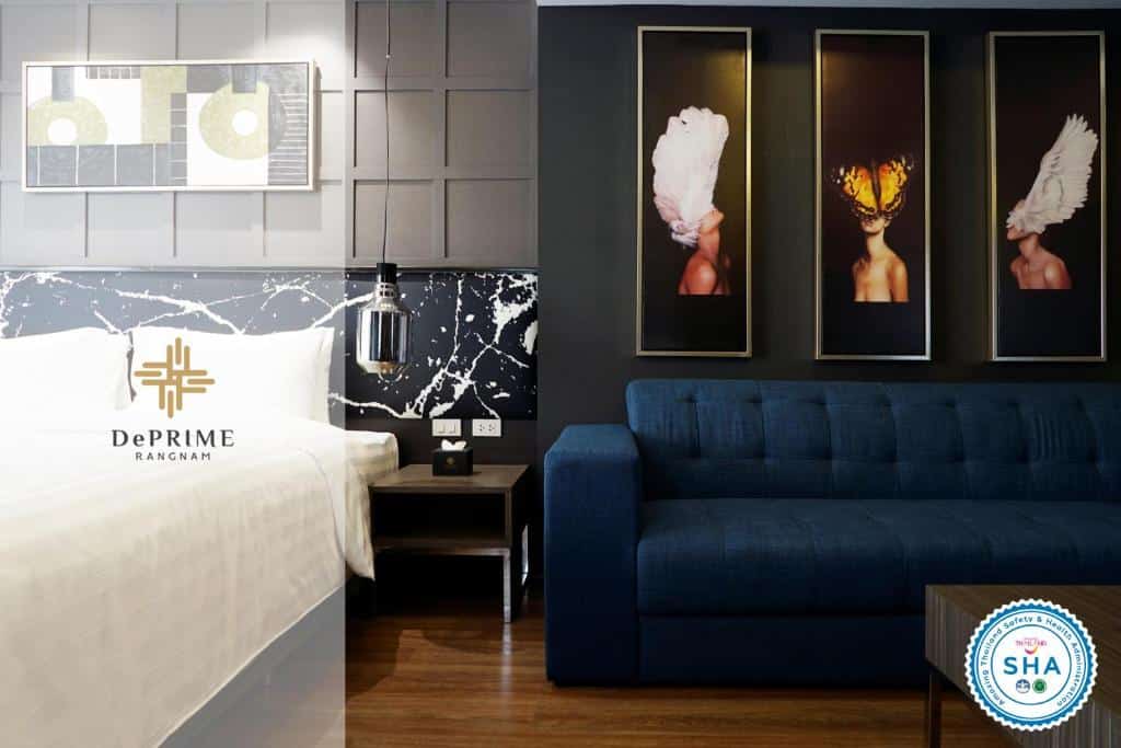 ห้องพักในโรงแรมที่มีเตียงและโซฟาในที่เที่ยวชัยนาท โรงแรมในกรุงเทพ