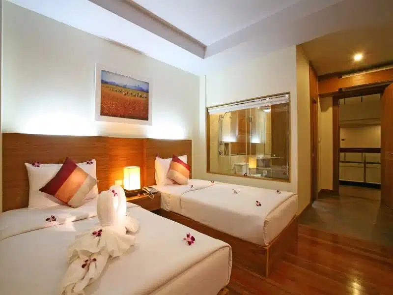 ห้องพักในโรงแรม 2 เตียง พื้นไม้ ในราชบุรีที่เที่ยว เกาะช้างที่พัก