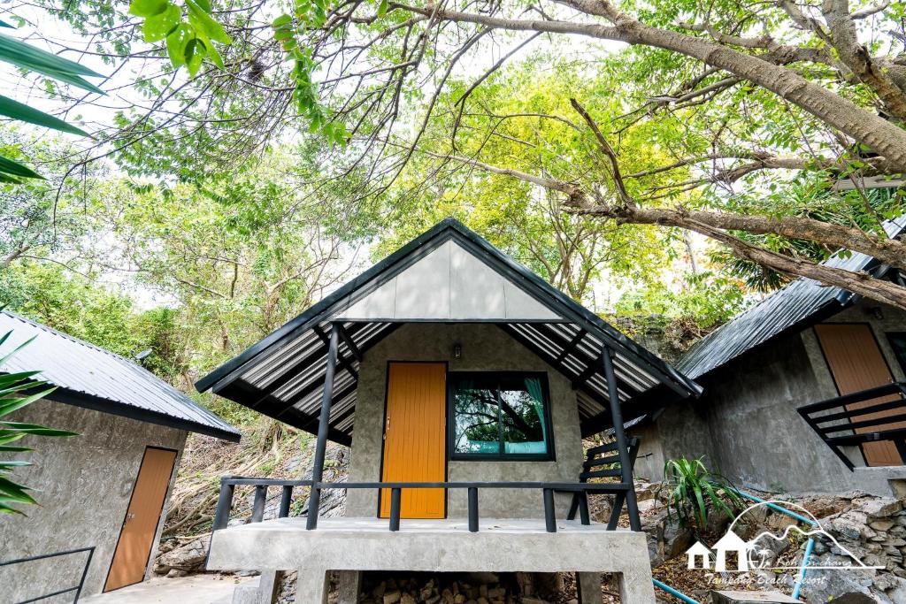 กระท่อมหลังเล็กมีประตูอยู่ในป่า ตั้งอยู่ในราชบุรีที่เที่ยว ที่พักเกาะสีชัง