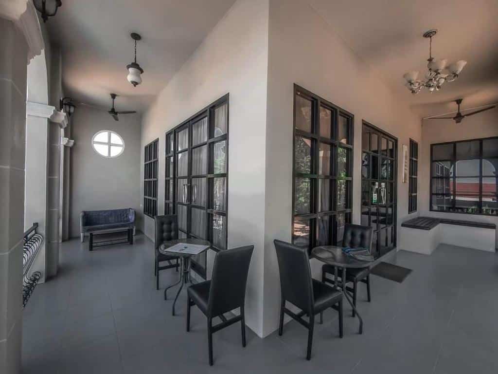 ห้องที่มีเก้าอี้สีดำและพัดลมเพดาน ณ สถานที่พักผ่อนในจังหวัดราชบุรี รีสอร์ทสิงห์บุรี