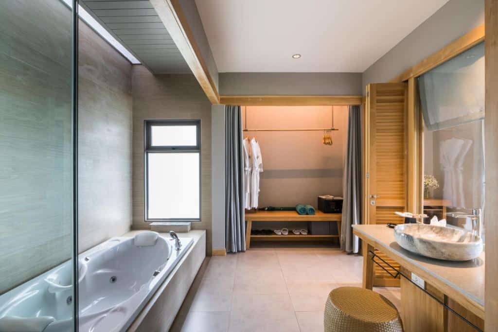 ห้องน้ำพร้อมอ่างอาบน้ำและฝักบัวในเมืองราชบุรีอันทรงเสน่ห์ ที่พักเกาะช้าง