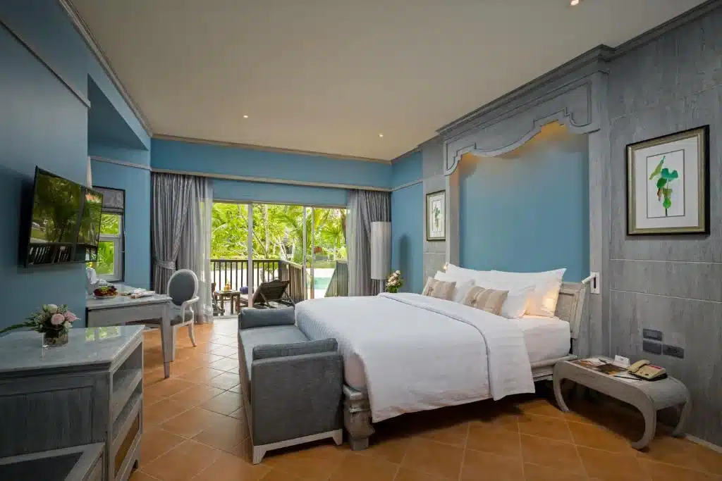 ห้องนอนธีมสีฟ้าพร้อมเตียงคิงไซส์ ที่พักกระบี่อ่าวนาง