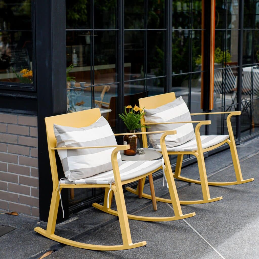 เก้าอี้โยกสองตัวบนทางเท้าหน้าร้านอาหาร เที่ยวชะอำ