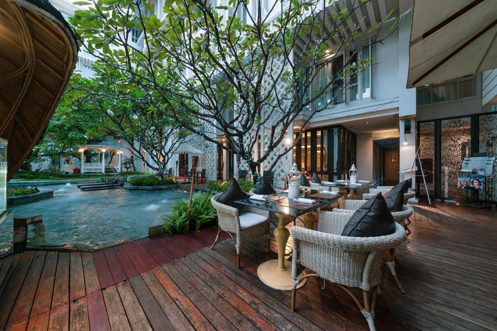 สถานที่ท่องเที่ยวราชบุรี โรงแรมในกรุงเทพ พร้อมโต๊ะและเก้าอี้บนดาดฟ้าไม้