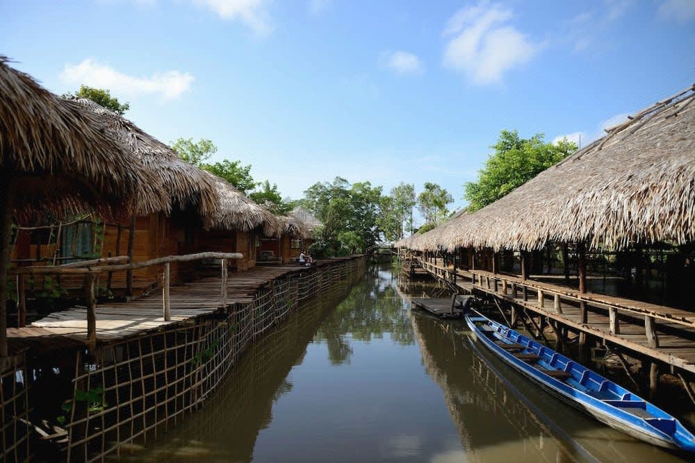 คอลเลกชันกระท่อมชนบทที่ตั้งอยู่ริมฝั่งแม่น้ำอันงดงามในประเทศกัมพูชา สถานที่ท่องเที่ยวพัทลุง