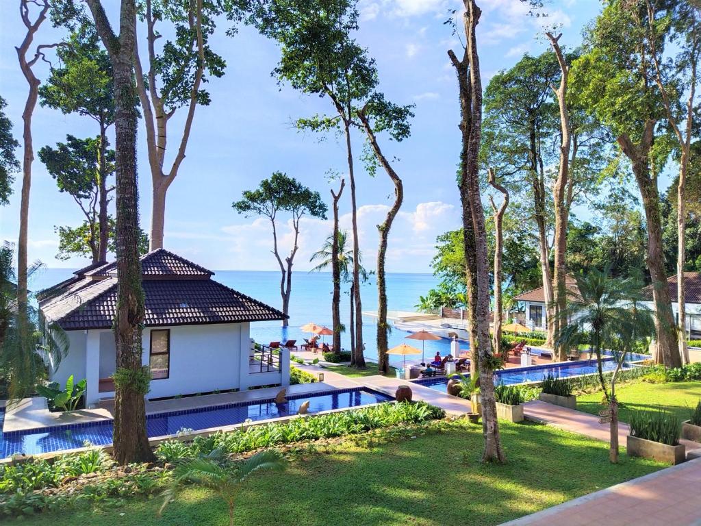 รีสอร์ทตั้งอยู่ในพื้นที่ท่องเที่ยวราชบุรี  ที่พักเกาะช้าง ล้อมรอบด้วยต้นไม้และมีสระว่ายน้ำ