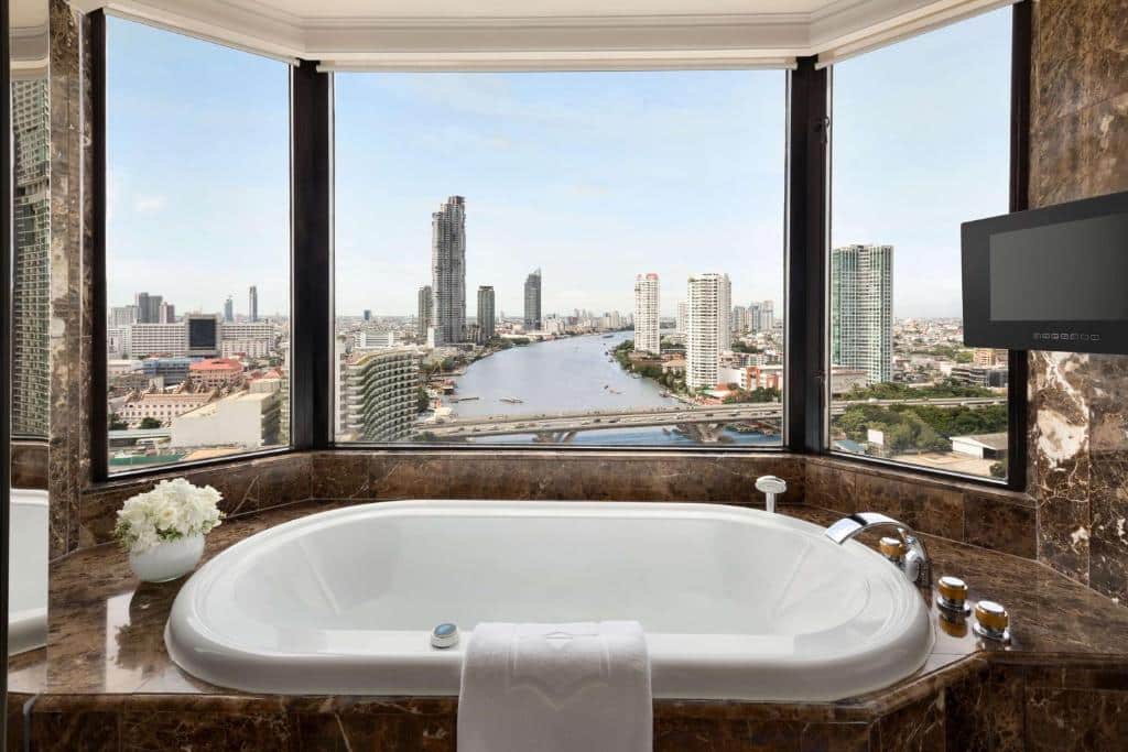 ห้องน้ำพร้อมอ่างอาบน้ำมองเห็นวิวเมืองในที่เที่ยวชัยนาท โรงแรมกรุงเทพ