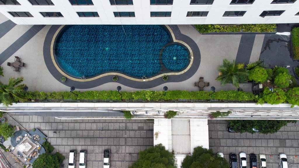 มุมมองทางอากาศของสระว่ายน้ำในอาคารที่ตั้งอยู่ในพื้นที่ท่องเที่ยวราชบุรี โรงแรมกรุงเทพ