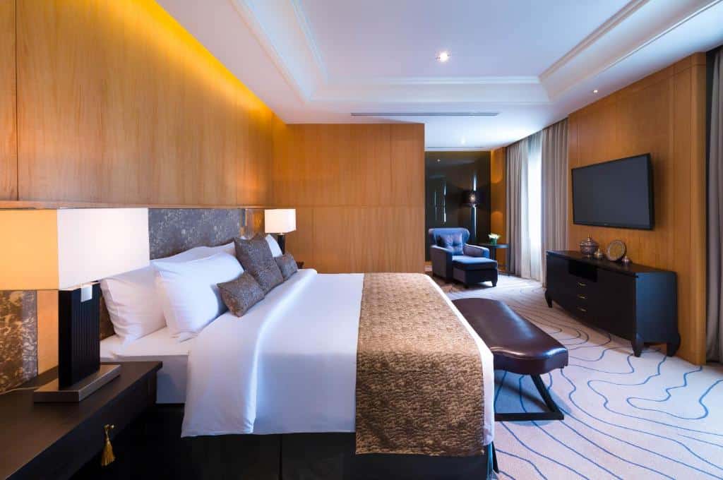 ห้องพักในโรงแรมพร้อมเตียงขนาดใหญ่และทีวีจอแบน เหมาะสำหรับนักเดินทางที่สำรวจเมืองชัยนาท โรงแรมกรุงเทพ