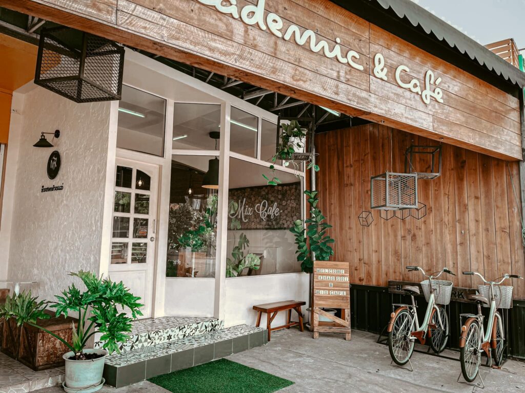 ร้านกาแฟที่มีจักรยานจอดอยู่ข้างหน้า เที่ยวน่าน