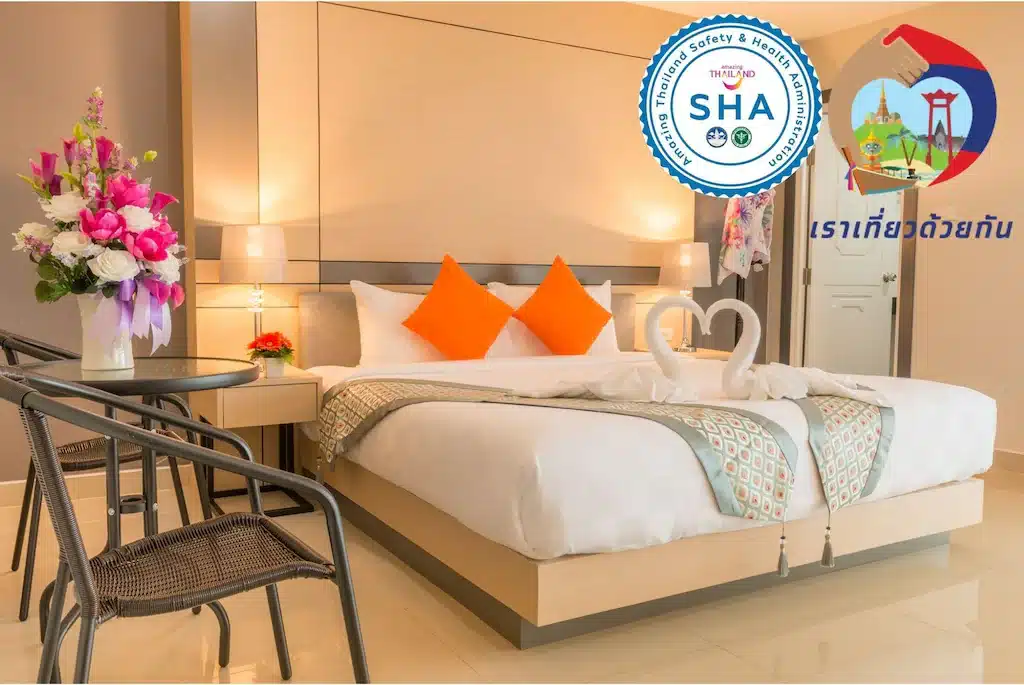 ห้องพักในโรงแรมพร้อมเตียงและเก้าอี้ในราชบุรี  สถานที่ท่องเที่ยวหาดใหญ่