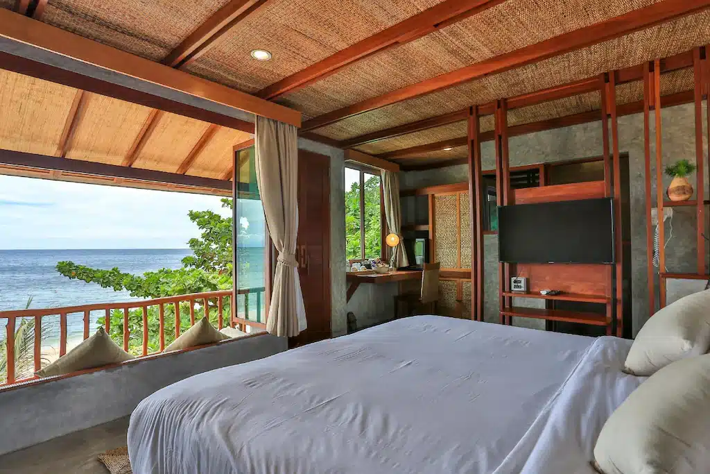 ห้องนอนพร้อมวิวทะเลในราชบุรีที่เที่ยว เกาะเต่าที่พัก