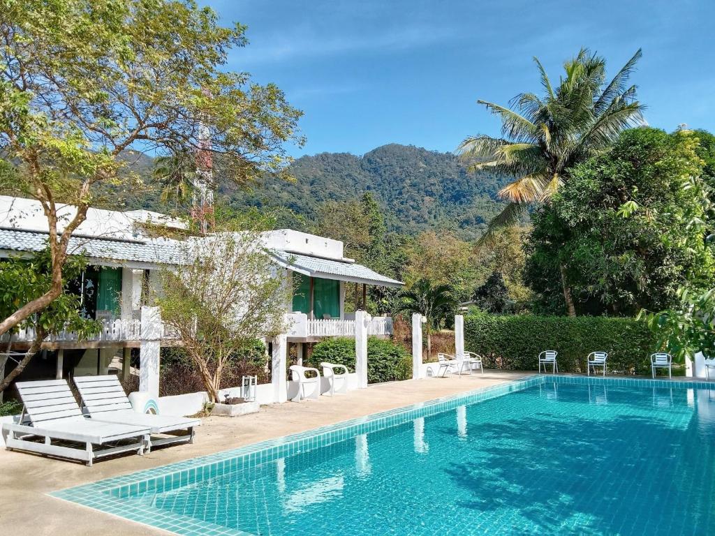 บ้านพร้อมสระว่ายน้ำตั้งอยู่ท่ามกลางภูเขาที่งดงาม รีสอร์ทเกาะช้าง