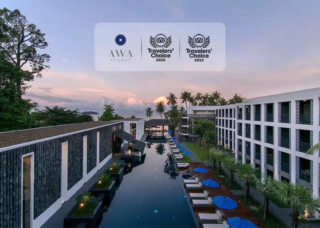 โรงแรมที่มีสระว่ายน้ำและเก้าอี้นั่งเล่นยามพลบค่ำในเที่ยวราชบุรี ที่พักเกาะช้าง
