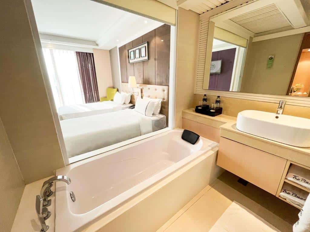 ห้องน้ำพร้อมอ่างล้างหน้าและกระจก โรงแรมในกรุงเทพ