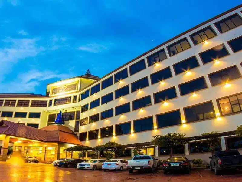 โรงแรมตั้งอยู่ในพื้นที่ท่องเที่ยวราชบุรี ทำให้เป็นสถานที่ที่สมบูรณ์แบบสำหรับการเข้าพักขณะออกสำรวจ ที่พักสิงห์บุรี