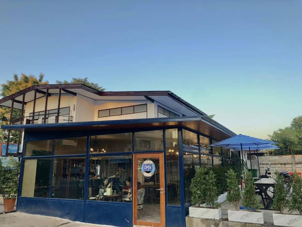 ร้านอาหารหลังคาสีฟ้าและร่มสีฟ้า ตั้งอยู่ในทุ่งดอกกระเจียวชัยภูมิอันงดงาม ทุ่งดอกกระเจียวชัยภูมิ
