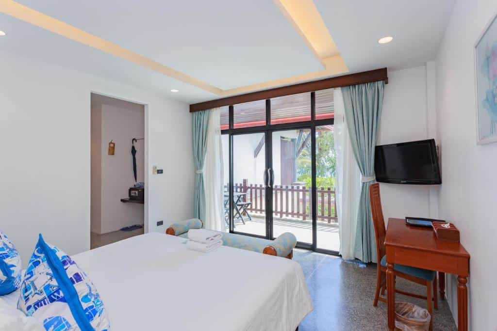 ที่พักเกาะช้าง ห้องมีระเบียงและเตียงนอน ในราชบุรีที่เที่ยว