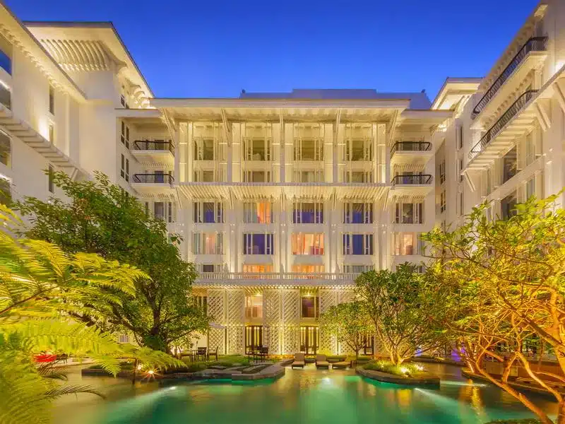 โรงแรมที่มีสระว่ายน้ำและต้นไม้ยามพลบค่ำในราชบุรี (ราชบุรี) ที่พักกทม