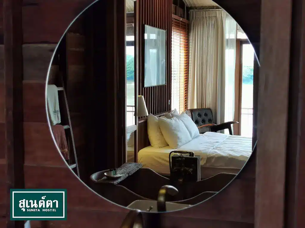 กระจกทรงกลมในห้องนอนพร้อมเตียง เหมาะสำหรับวันหยุดพักผ่อนของคุณในราชบุรีหรือชัยนาท ที่เที่ยวเชียงคาน