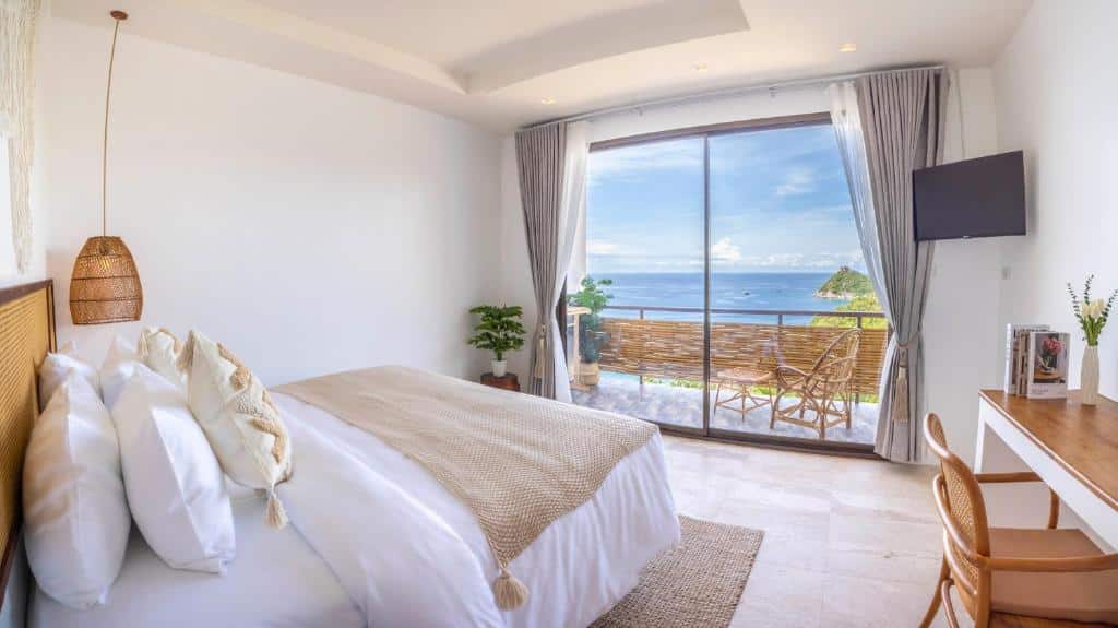 ห้องนอนพร้อมระเบียงมองเห็นวิวทะเลในราชบุรีที่เที่ยว เกาะเต่าที่พัก