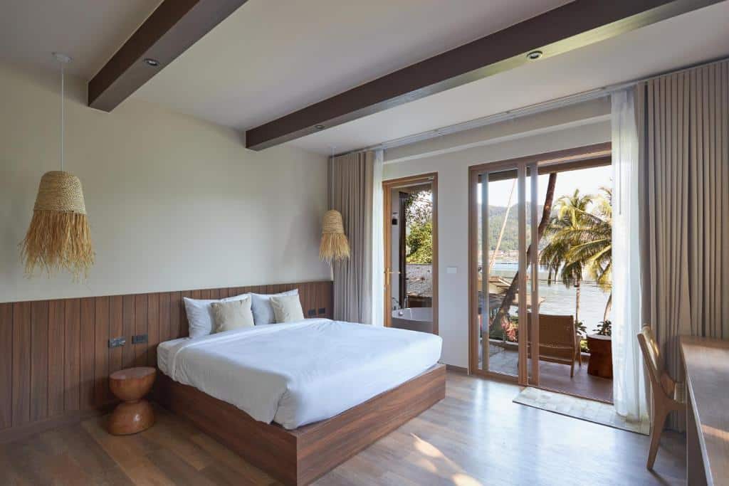 ห้องนอนพื้นไม้และวิวทะเลในราชบุรี  โรงแรมเกาะช้าง