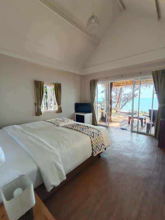 ห้องนอนกว้างขวางพร้อมวิวทะเลอันตระการตาในสถานที่ท่องเที่ยวอันสวยงามของราชบุรี  โรงแรมเกาะช้าง