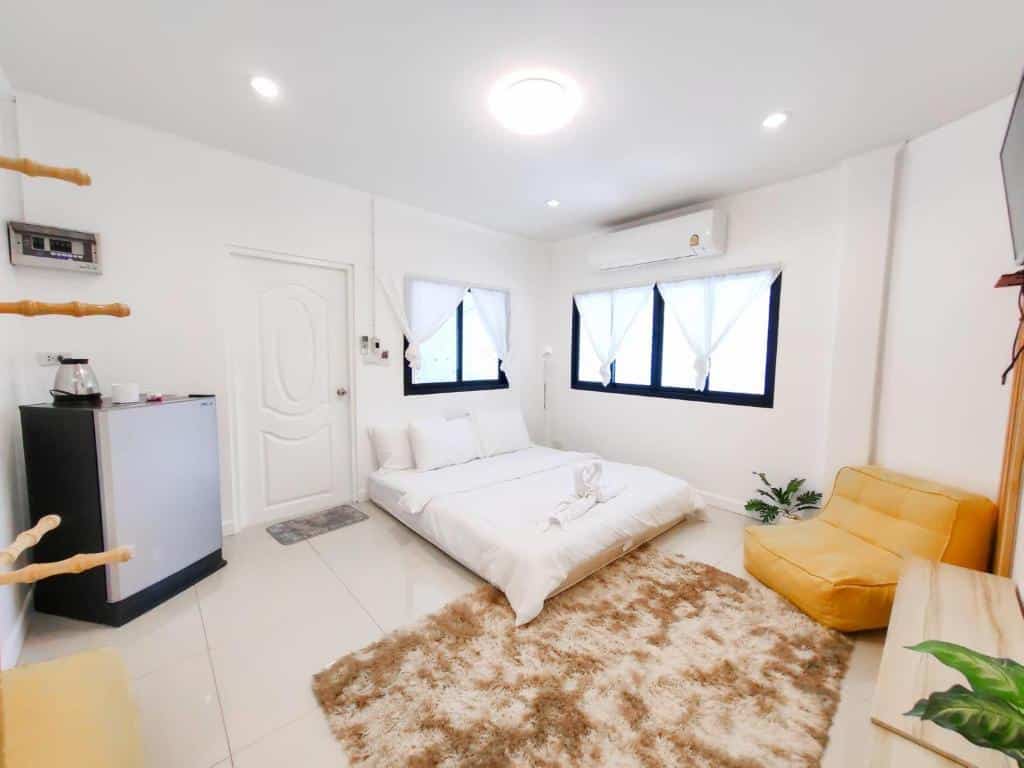 ห้องนอนเล็กพร้อมเตียงและโซฟา เหมาะสำหรับนักท่องเที่ยวที่ต้องการเที่ยวชมสถานที่ท่องเที่ยวของราชบุรี ที่พักเกาะสีชัง
