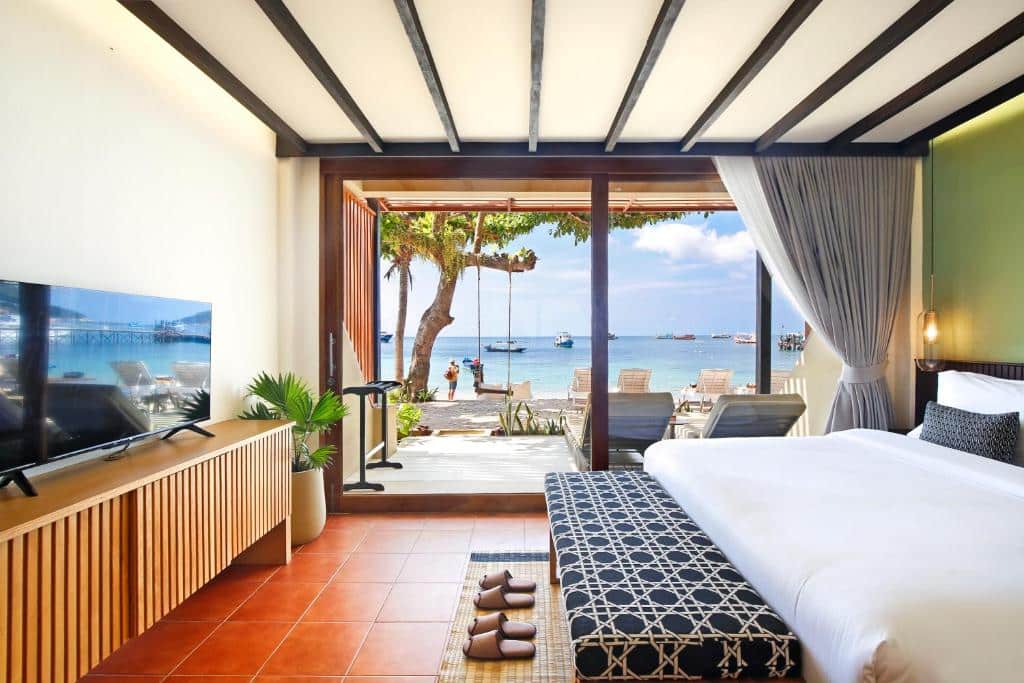 เตียงริมชายหาดในห้องที่มองเห็นวิวทะเลในที่เที่ยวชัยนาท ที่พักเกาะเต่า