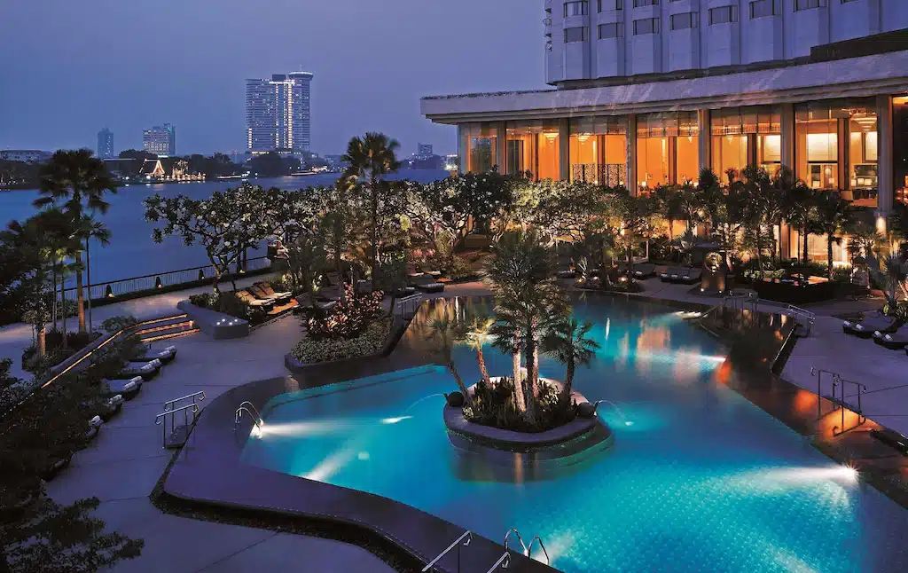 โรงแรมพร้อมสระว่ายน้ำด้านหน้า ตั้งอยู่ในราชบุรีที่เที่ยว โรงแรมกรุงเทพ