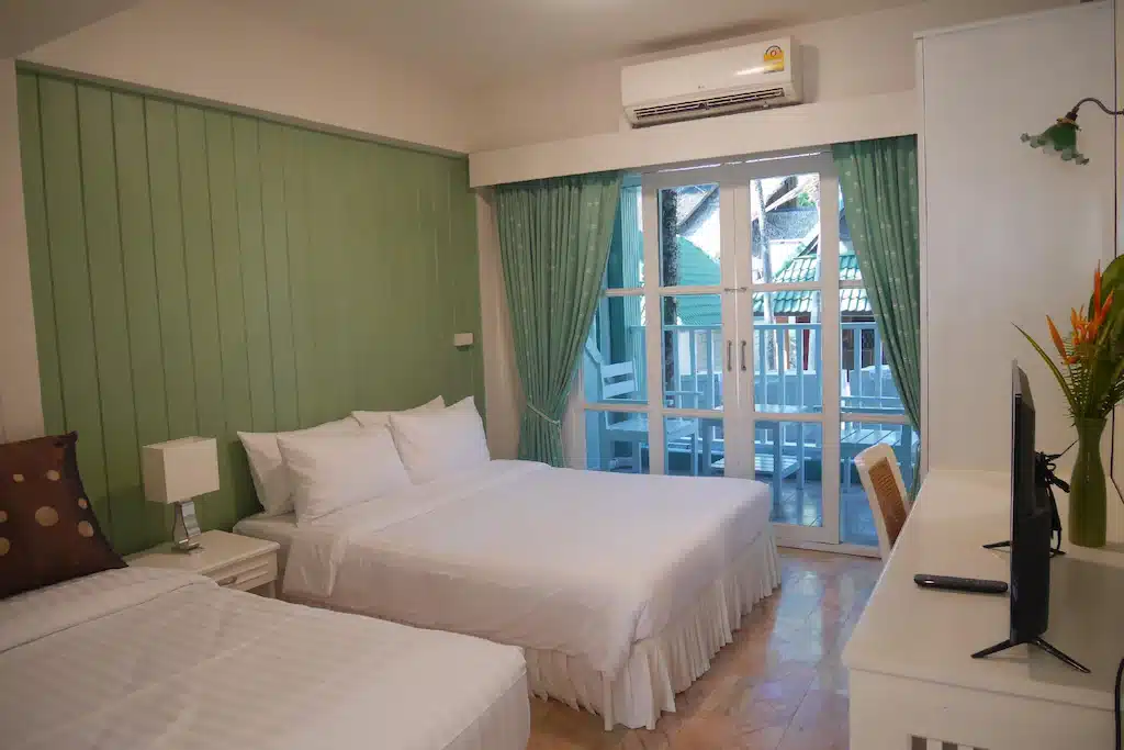 ห้องพักแบบ 2 เตียงและระเบียงที่รีสอร์ทแห่งหนึ่งในราชบุรี ที่พักเกาะช้าง