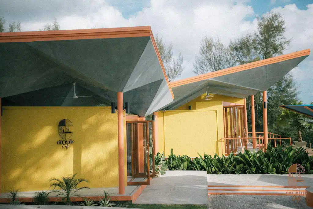 บ้านสีเหลืองส้มหลังคาเขียว เหมาะสำหรับการพักผ่อนริมชายหาดในจังหวัดตราด โรงแรมตราด