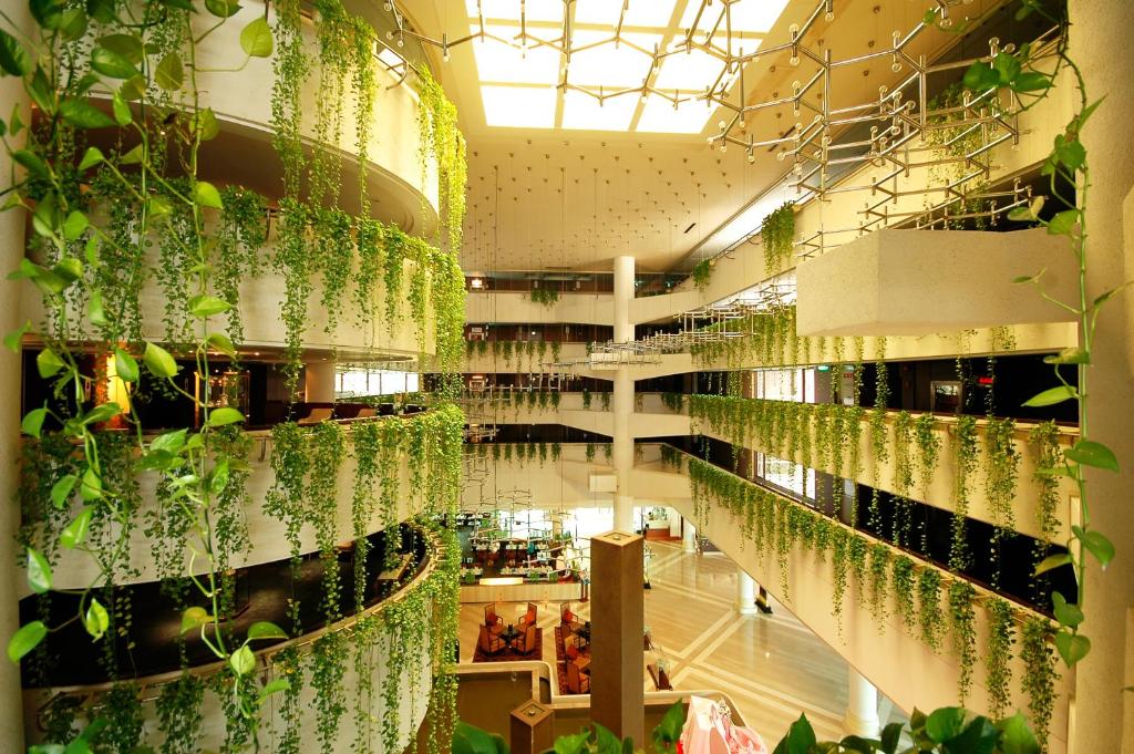 ตึกที่มีต้นไม้ห้อยลงมาจากเพดานมากมายในราชบุรีที่เที่ยว ที่พักกรุงเทพ