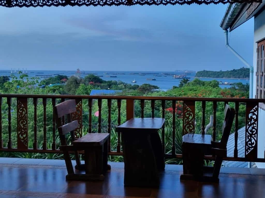 ระเบียงที่สวยงามของบ้านพร้อมทิวทัศน์อันตระการตาของมหาสมุทรในชัยนาทและราชบุรี ที่พักเกาะสีชัง