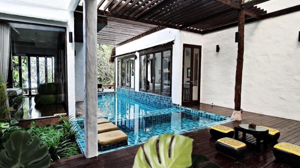 บ้านในราชบุรีที่เที่ยวพร้อมสระว่ายน้ำและดาดฟ้าไม้ ที่พักเกาะเต่า