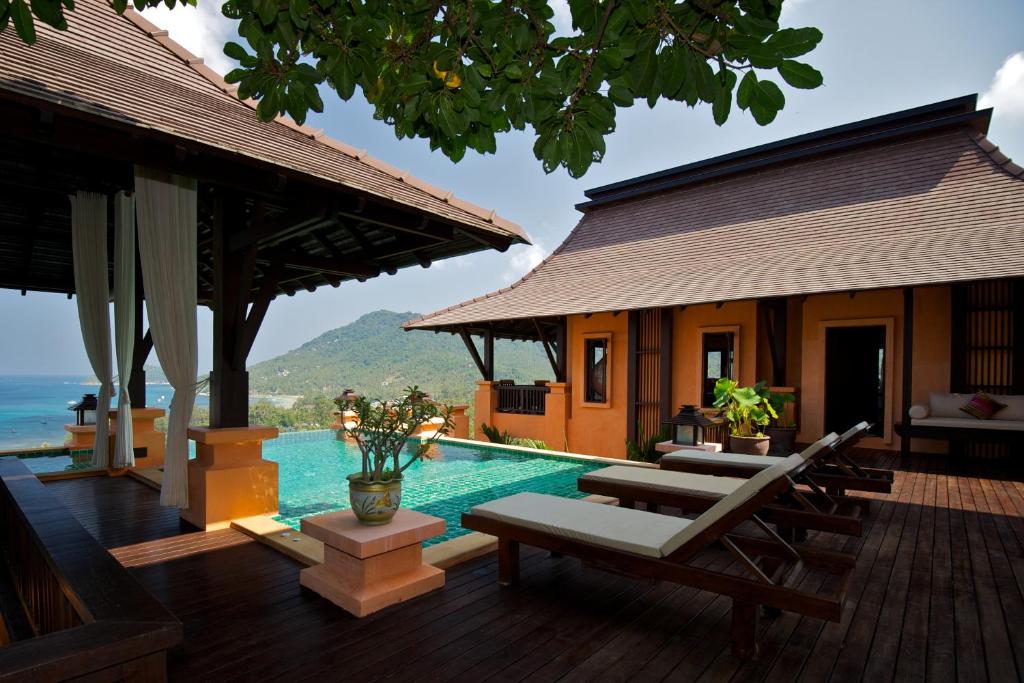 ดาดฟ้าไม้พร้อมเก้าอี้นั่งเล่นและวิวทะเลในราชบุรีที่เที่ยว ที่พักเกาะเต่า