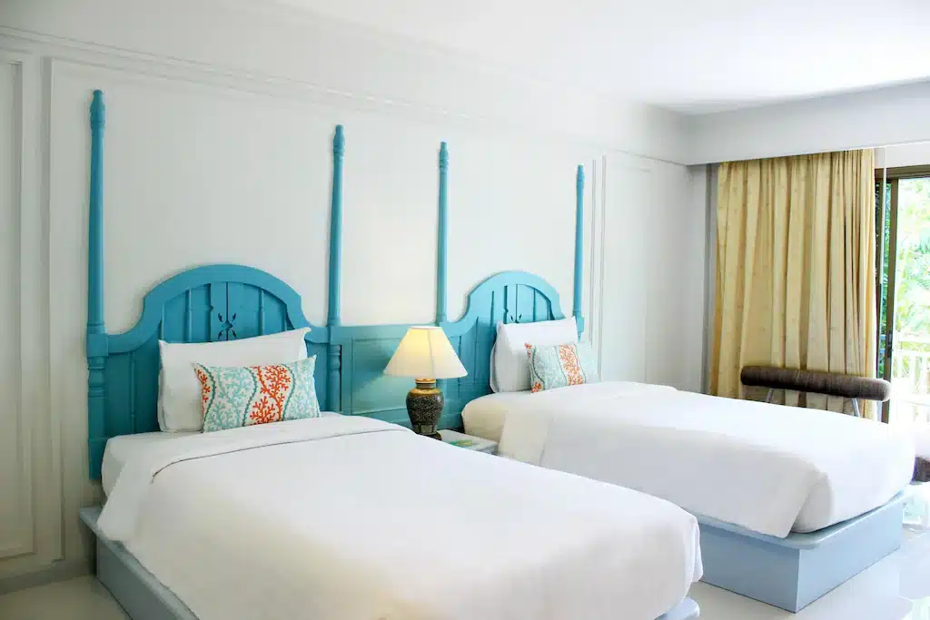 เตียงสองเตียงพร้อมหัวเตียงสีน้ำเงินในอ่าวนางกระบี่ ที่พักอ่าวนางกระบี่